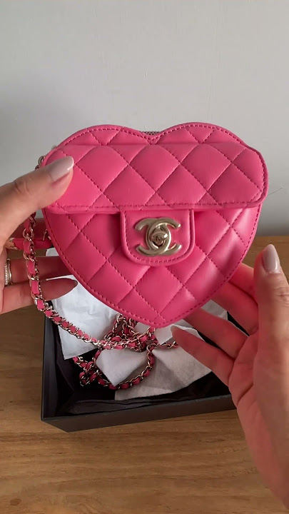 CHANEL HEART BAG UNBOXING *Chanel 22S Heart Large Review, What Fits,  Modelling Shots* FashionablyAMY 