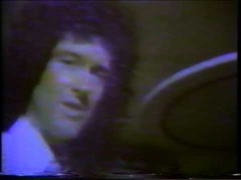 QUEEN 1982-09 LOS ANGELES - Brian May tuning his Gibson flying V and Red Special