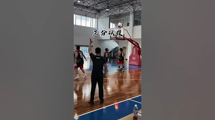 裁判是门艺术，手势当然要洒脱。#篮球教练 #涨知识 #sports - 天天要闻
