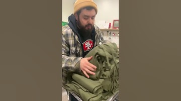 Imprimiendo suéter con método de serigrafía. Screen printing hoodies