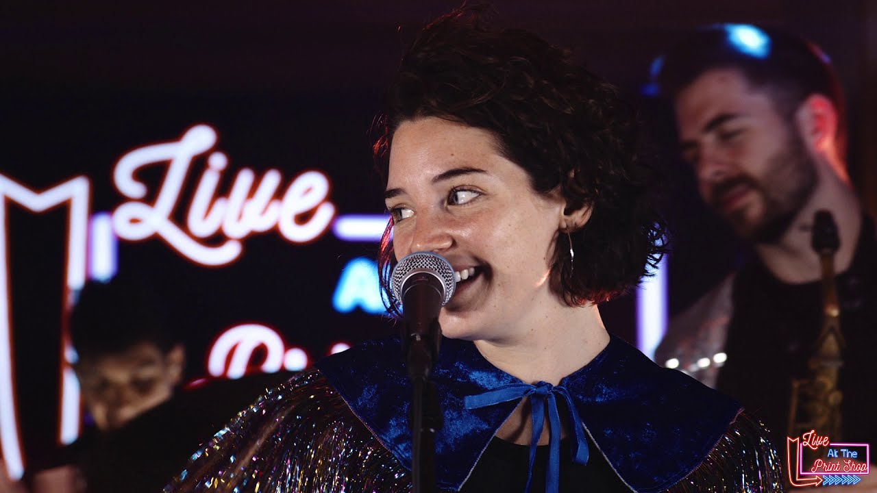 YouTube에서 Sammy Rae & the Friends - "Everybody Wants to Rule the World" (Live at the Print Shop) 보기 YouTube에서 Sammy Rae & the Friends - "Everybody Wants to Rule the World" (Live at the Print Shop) 보기