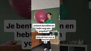 Yogabal gebruiken na je bevalling: Bekkenbodem en buik activeren. #postpartumherstel