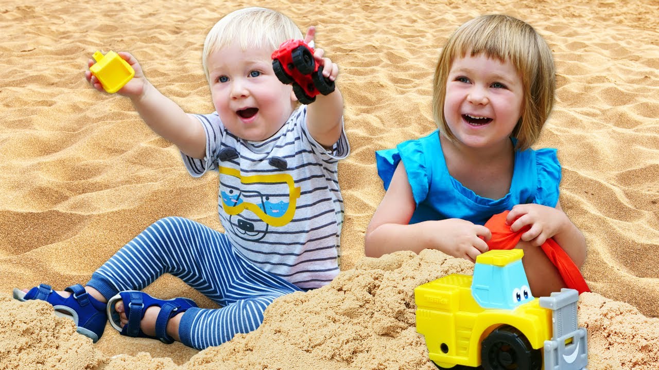 Dois meninos brincando com brinquedos na sala de jogos.