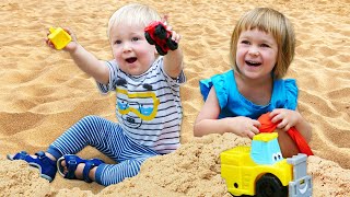 Brincando na areia com carrinhos de brinquedo! Educação infantil com brinquedos para crianças