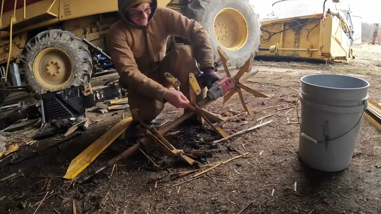 Удар вентилятора комбайна New Holland TR86