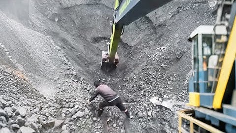 Barge unloading 4900 tons of crushed phosphate rock - Part 3 long video - Excavator working on barge