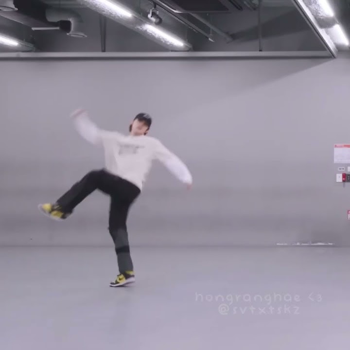 Lee know’s insane reflexes during S-Class dance practice #leeknow #straykids