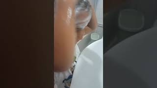 Duhan saçlarını yıkıyor Eğlenceli çocuk videoları