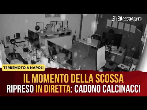 Video Terremoto ai Campi Flegrei, il momento della scossa ripreso in diretta: cadono calcinacci