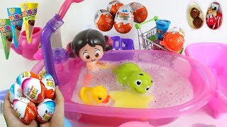 Niloya Oyuncak Küvetinde Yıkanıyor Kinder Joy Yumurta Toybox Cornet Açıyor Surprize Eggs