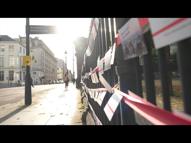 Watch Jullie stuurden meer dan 27.000 postkaarten naar onze politici! on YouTube.