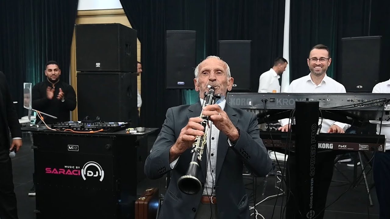 Gjyshi 80 vjecar merr klarineten dhe krijon atmosfere ne dasem