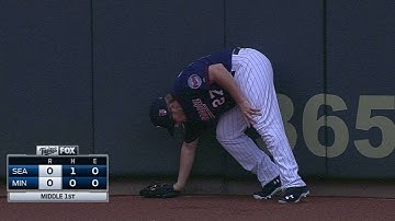 SEA@MIN: Parmelee makes the grab right against wall