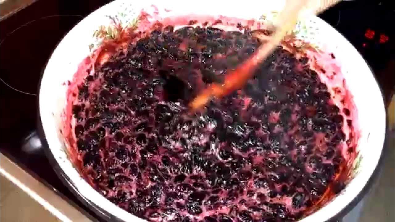 Пятиминутка из жимолости рецепт на зиму. Жимолость варенье пятиминутка. варенье из жимолости. варенье из клубники и жимолости. клубничное варенье с жимолостью.