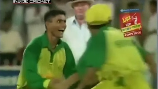 Tony Grieg unbelievable commentary - WASIM AKRAM & RAZZAQ DESTROY SRI LANKA - 8 WICKETS