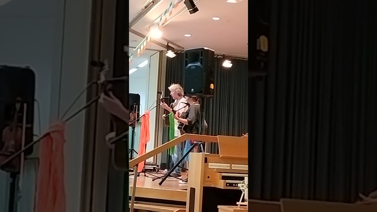 Fragile Matt singt mit dem Publikum Gälisch am 10.05.25 beim Irischen Abend