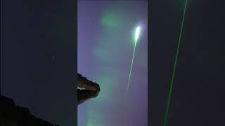 Incrivel meteoro Fireball emoldurado pela aurora boreal na Islândia