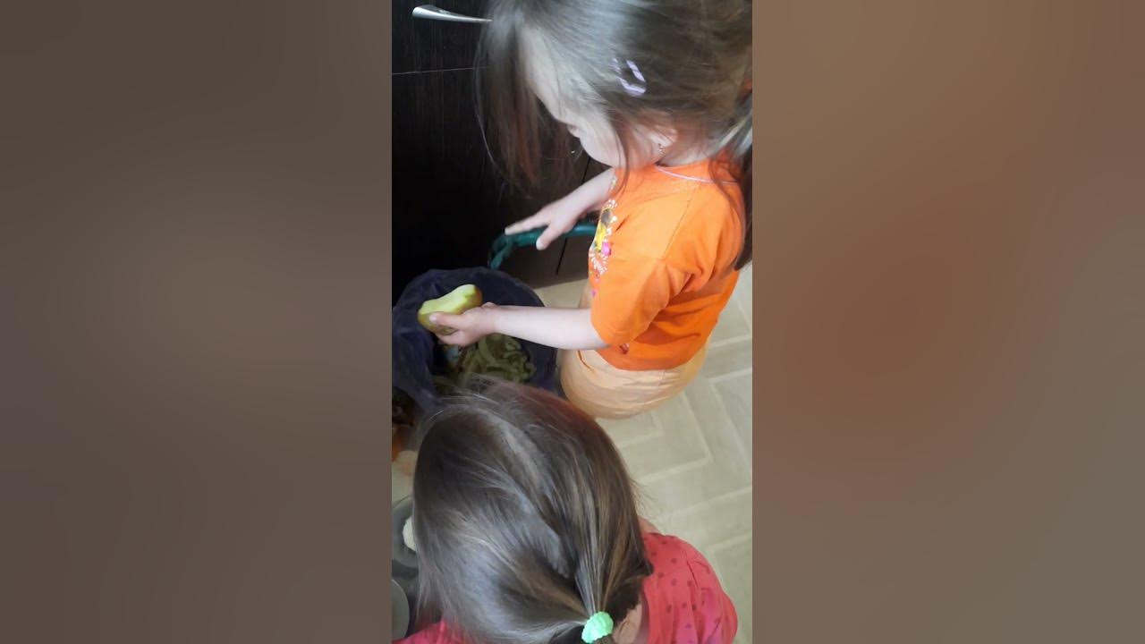 учимся чистить картошку#дочь #папа #картошка #картофель #чистка - YouTube