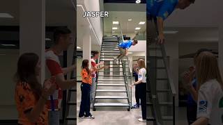 Desafio de quem consegue descer a escada pisando em menos degraus #shorts #viral