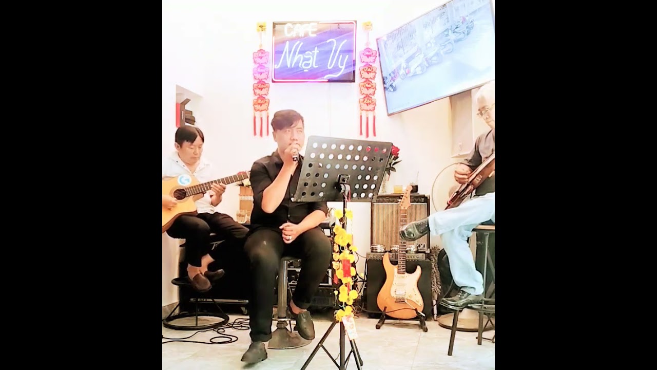 Câu Chuyện Đầu Năm ( Hoài An ) Tini Phong live guitar 