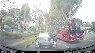 Sns1072u black byd flash headlights and tailgate on a small road for no reason