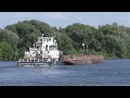 Буксир-толкач БТМ-530 с баржей 7105 идет вниз по Москва-реке