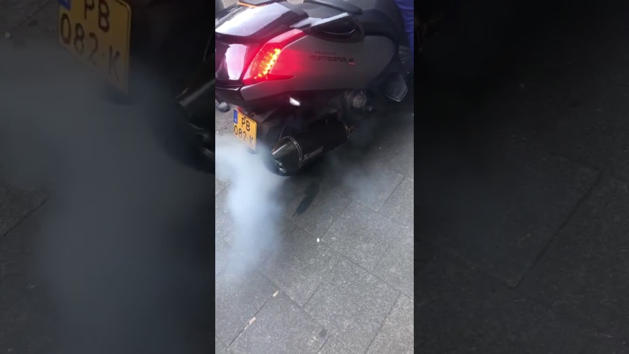 Peugeot Metropolis RS 2016 Akrapovic burnout - YouTube