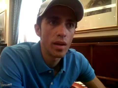 Video: Contador aukcie 2011 Giro d'Italia „víťazný“bicykel pre Červený kríž