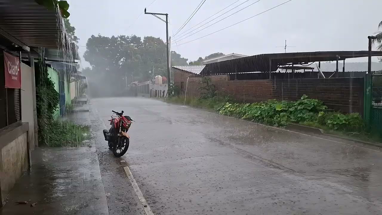 Las calles se convierten en río por la lluvia en El Salvador 🇸🇻