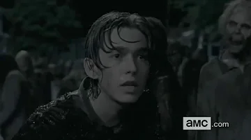 How does Carl lose his eye in TWD?