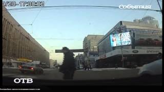 В Екатеринбурге пешеход-нарушитель едва не избил автоледи (10.02.15)