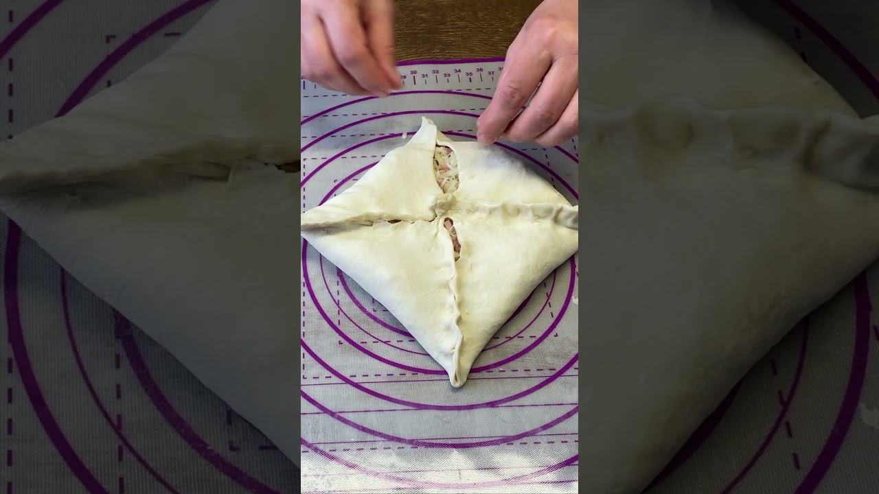 Слоеный пирожок с сыром и ветчиной