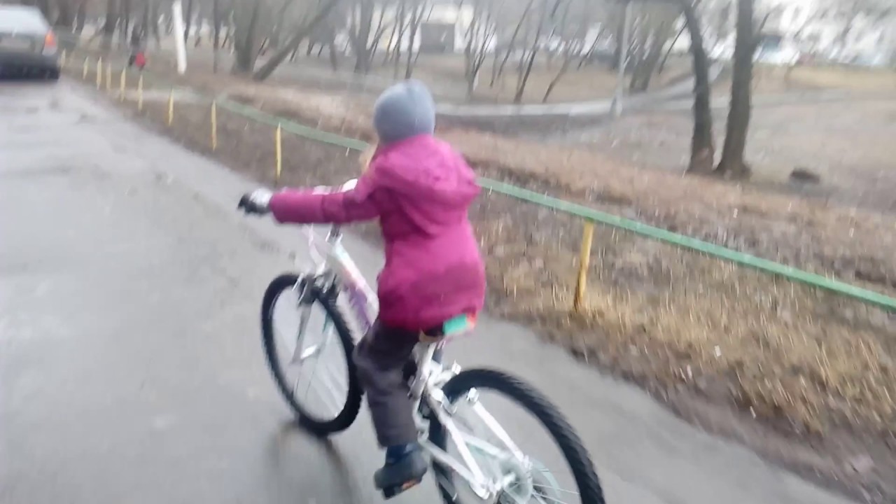 Машины ездят по лужам Машины ездят по лужам
