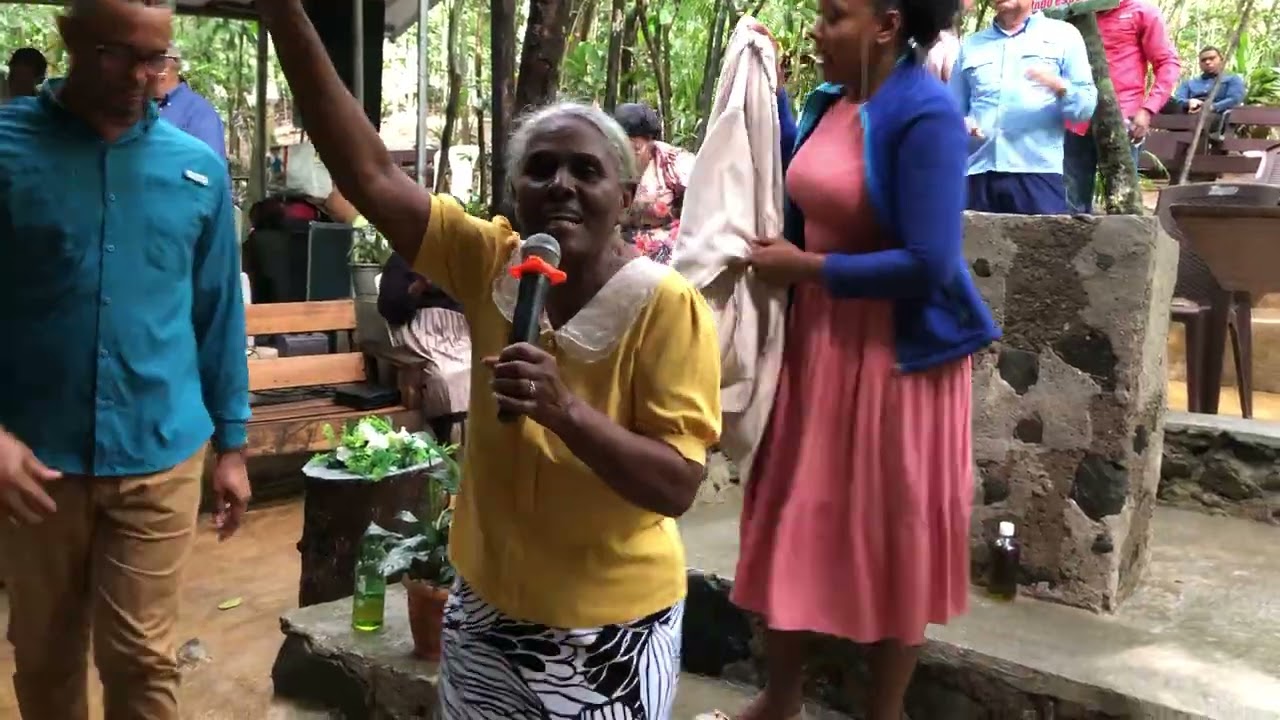 Coro pentecotal Gloria Y Majestad 