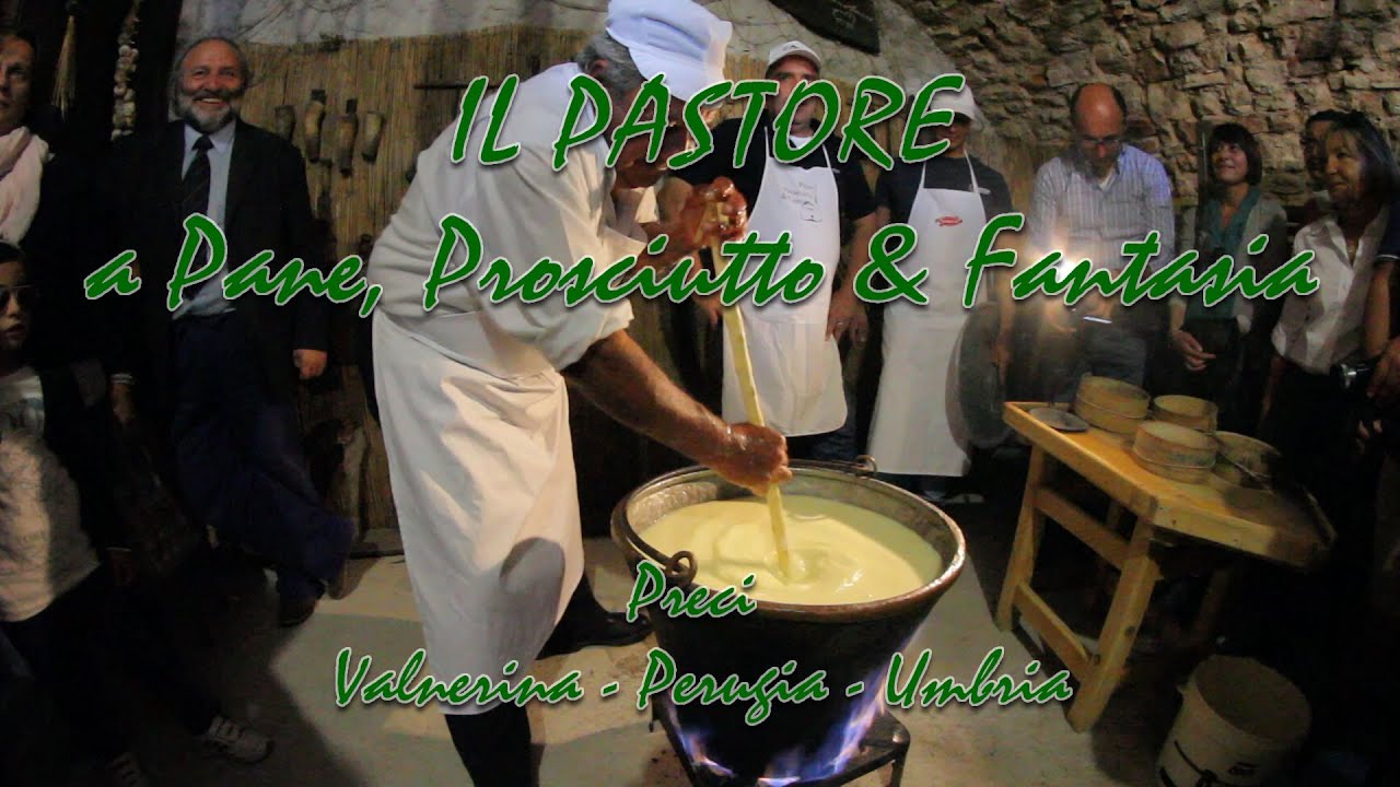 Il pastore realizza il formaggio primo sale e la ricotta nella cantina