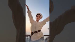 翟一瑩 2026年02月12日 17時07分 直播 吃晚餐，等拍最後一場戲，今天殺青