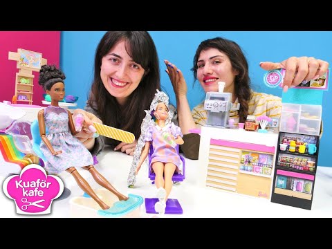 Ümit, ferahlatıcı içecekler standı kuruyor! Barbie ile kuaför kafe videosu. Kız oyunları