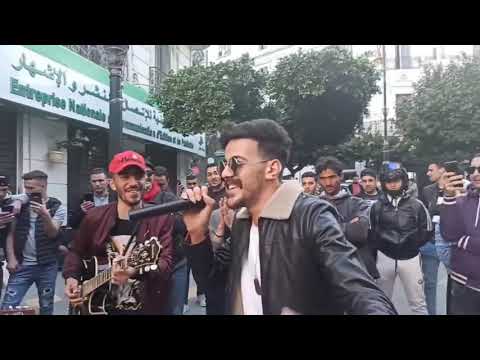 في شوارع الجزائر العاصمة شاب يغني يا زينة ديري لي تاي