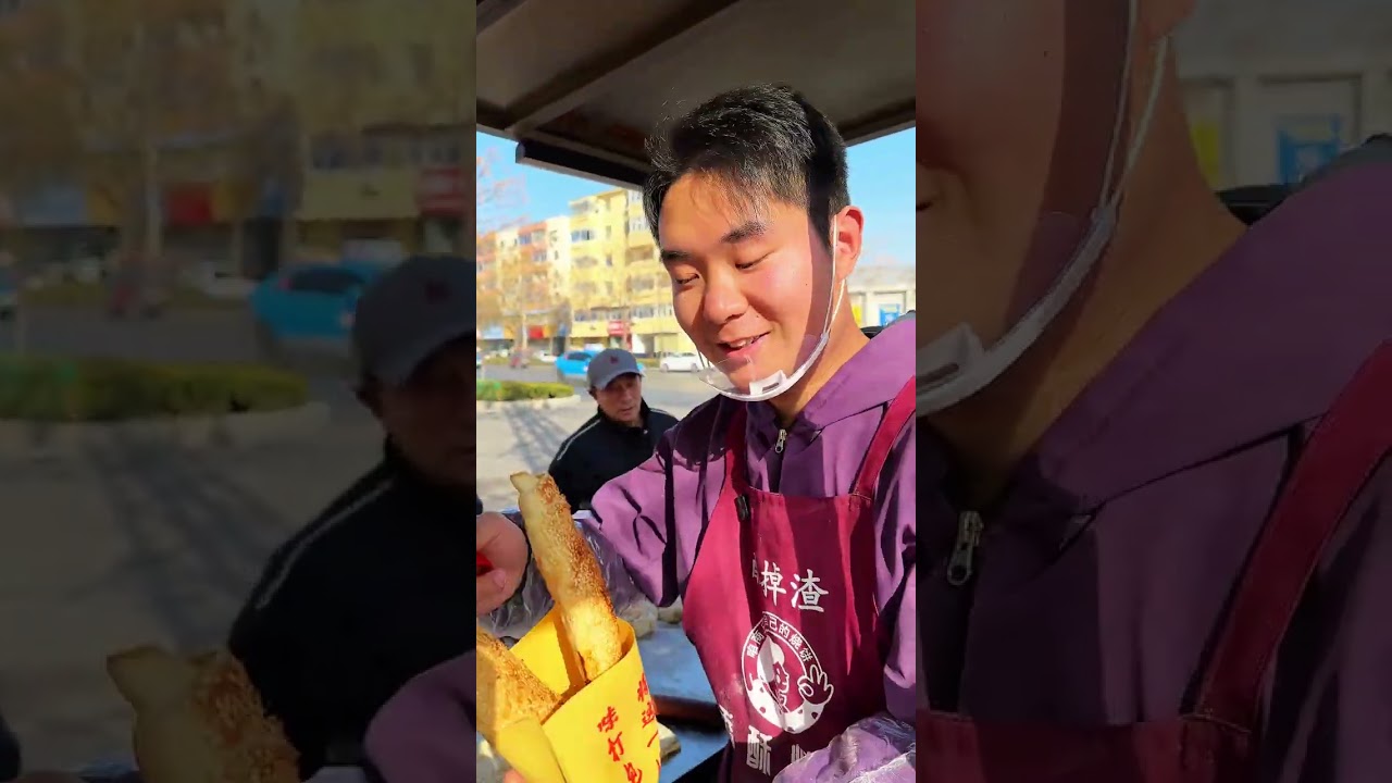 A 30-year-old dad sells pancakes and records his daily life at the stall