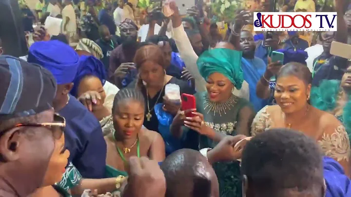 Boye Best serenades Hassan Ogogo & Bimbo Oshin on stage at Niyi Johnson's twins naming ceremony