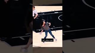 Ada Yang Tau Dia Lempar Apa Ke Penontonnya ??