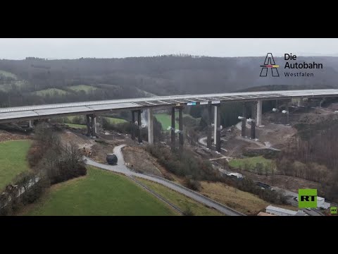 لحظة تفجير جسر بطول 500 متر في ألمانيا