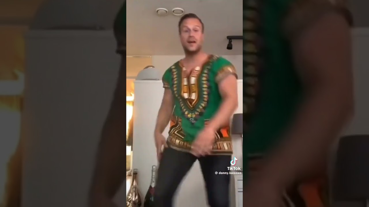 WHITE GUY DANCING TO AFRICAN MUSIC 