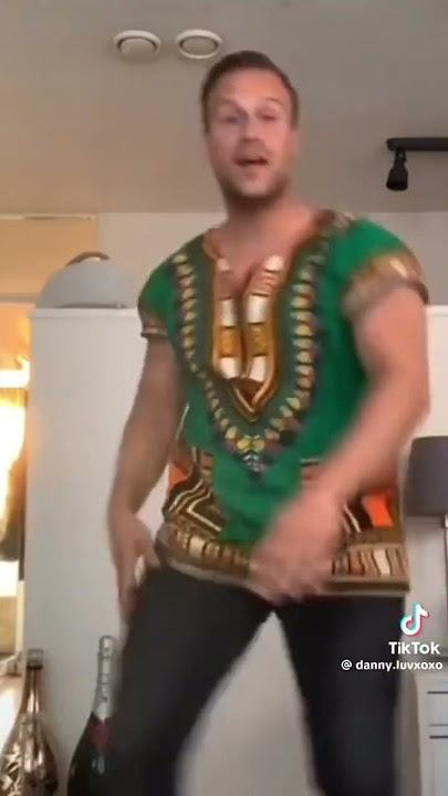WHITE GUY DANCING TO AFRICAN MUSIC #shorts #whiteguydancingtoafricanmusic