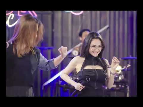 Kakak senior hajar pemuda miskin tiap hari, tendang turun gunung, dia jadi ahli kungfu selamatkan CE