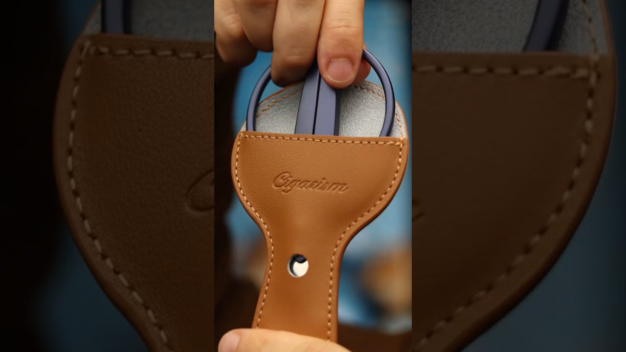 A. Flores Gran Reserva 1975 Maduro | Cutting a cigar with scissors 