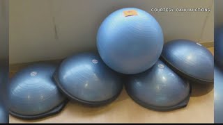 Honolulu Club auctioning off items