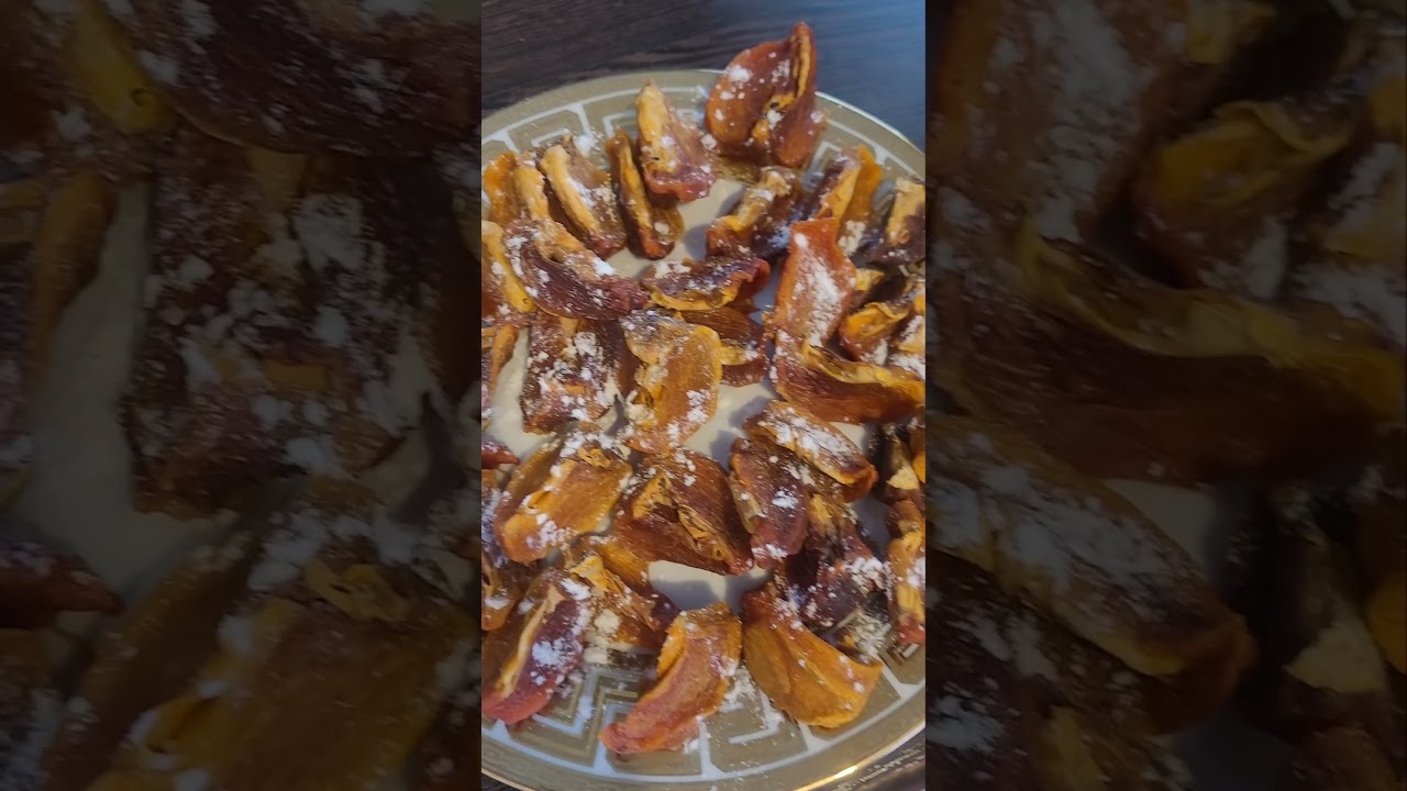 сухофрукты из хурмы- почистить,нарезать и сушить в духовке(не целый закрытые двери) 8 часов