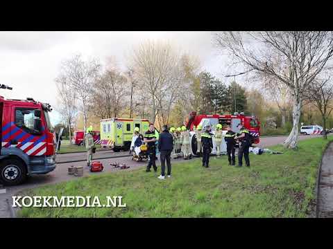 Auto op zijn kant Marathonweg Vlaardingen