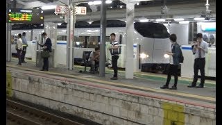 ロープ昇降式ホームドアが設置された夜の高槻駅に到着する京都線上り関空特急はるか281系